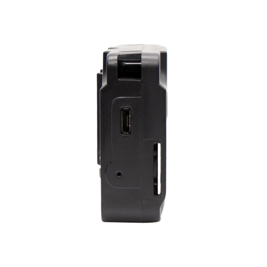 Seitliche Ansicht eines schwarzen elektronischen Geräts mit USB-Anschluss und Kartenslot.