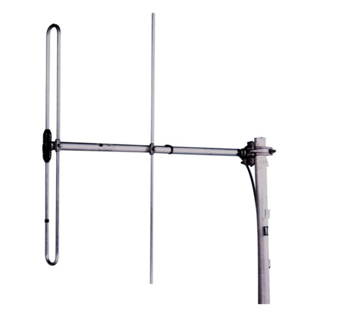 7000-00491300_pro_01.jpg Vertical and horizontal metal antenna on pole mast.