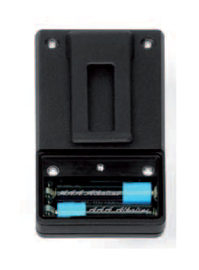 Schwarzes Batteriefach mit eingelegten Batterien und Gehäusehalterung.