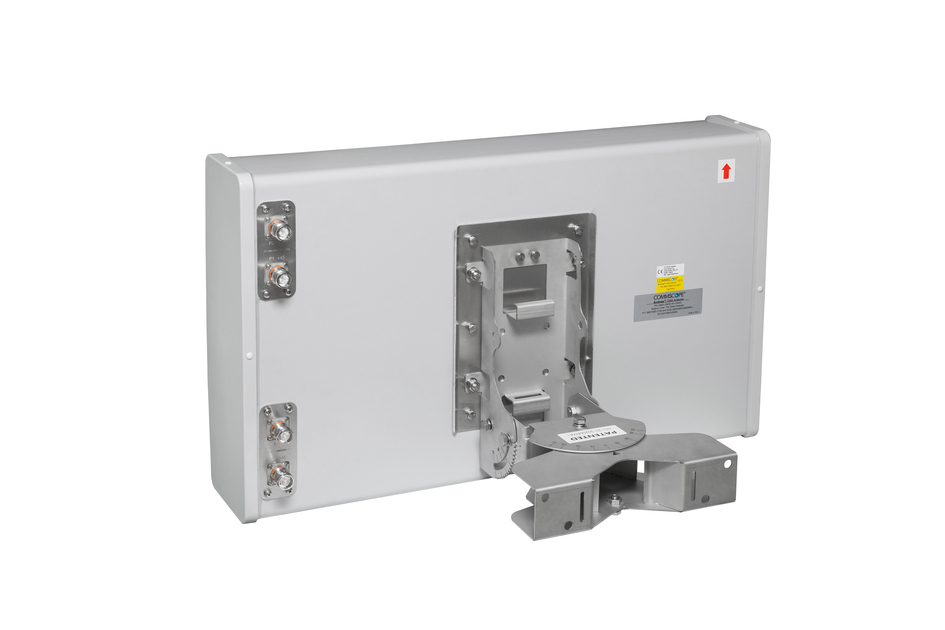 Rückseite einer grauen Wandhalterung mit mehreren Anschlüssen und einem Befestigungsmechanismus.