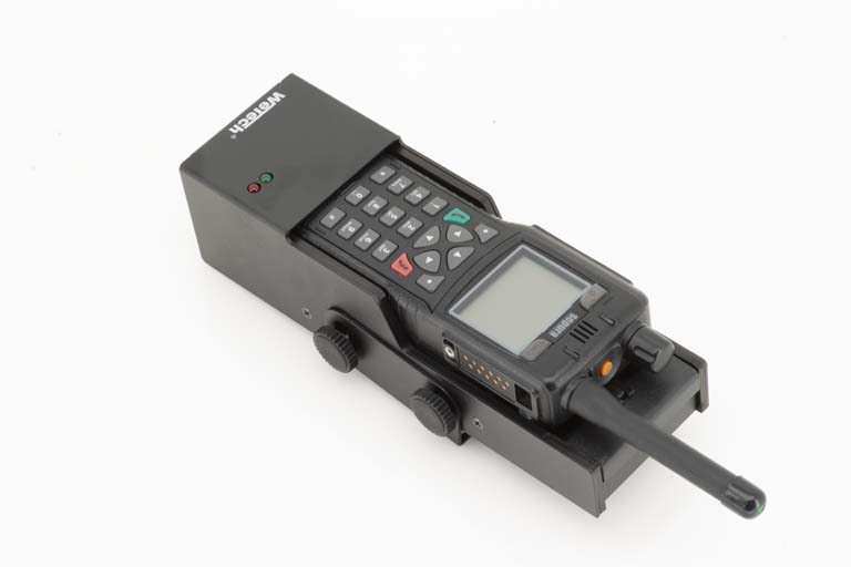 Tragbares Funkgerät mit Tastenfeld und Display auf schwarzer Basis.
