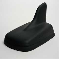 Schwarze Auto-Dachantenne im Haiflossen-Design.