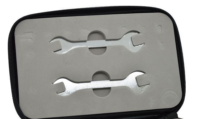Zwei Schraubenschlüssel im Schaumstoffetui.