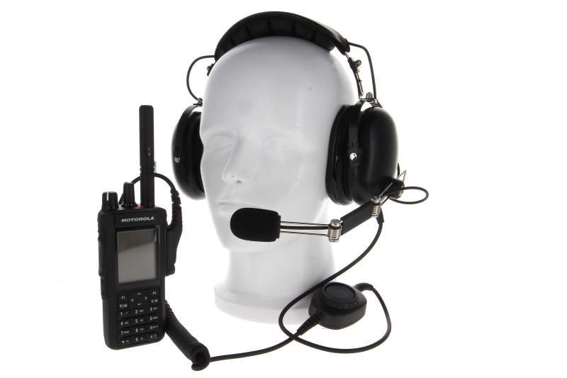 Funkgerät mit Headset, Mikrofon, an Puppenkopf auf weißem Hintergrund.