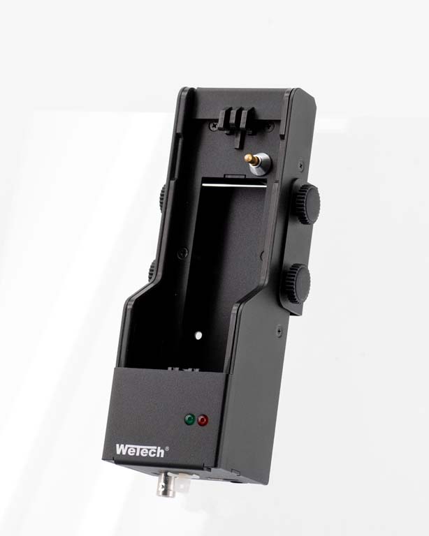 Schwarzes elektronisches Gerät mit Drehrädern und LEDs vor weißem Hintergrund.