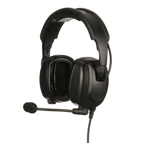 Schwarzes Headset mit Mikrofonarm und Kabel.