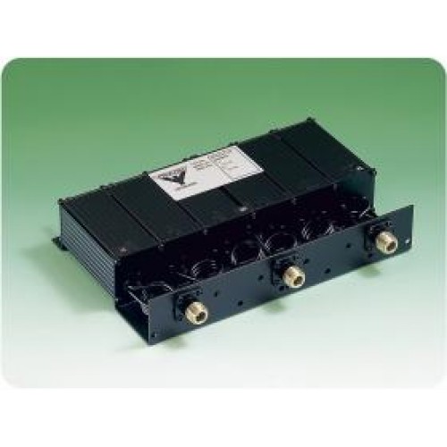 Schwarze elektronische Komponente mit Anschlüssen auf grünem Hintergrund.
