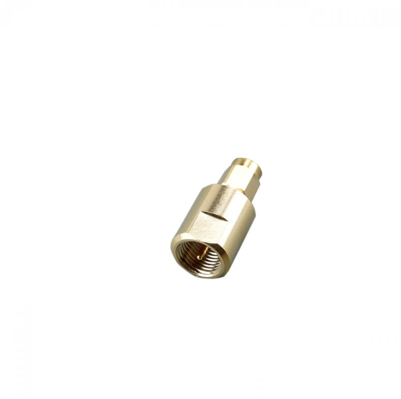 Goldener Adapter mit Gewinde und runder Öffnung.