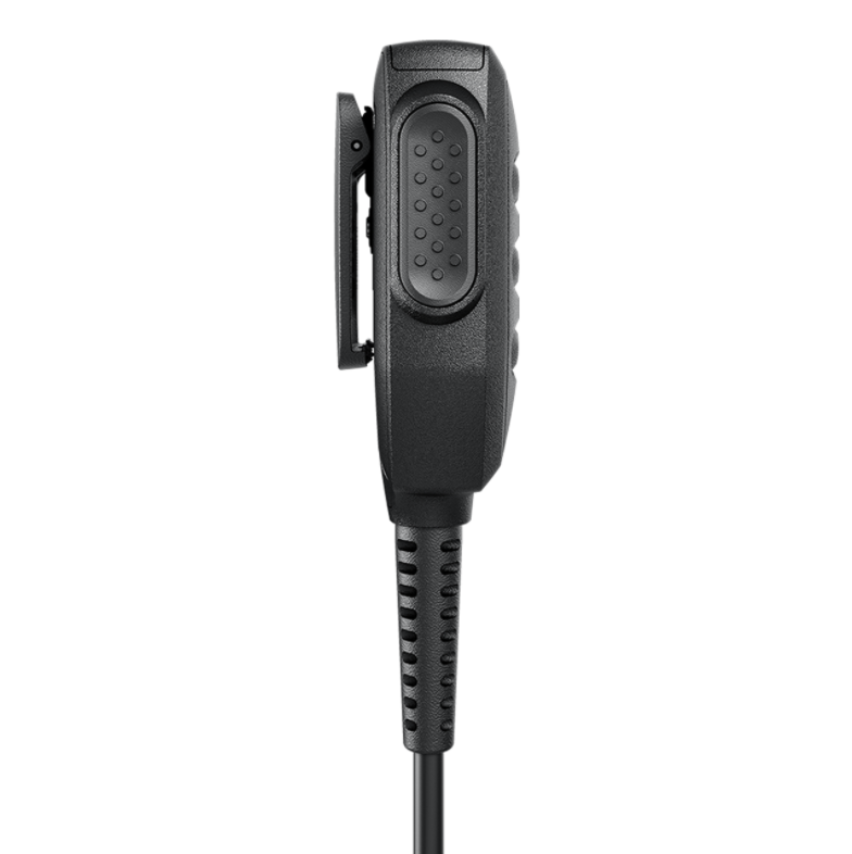 Seitenansicht eines schwarzen tragbaren Funkmikrofons mit Kabel.