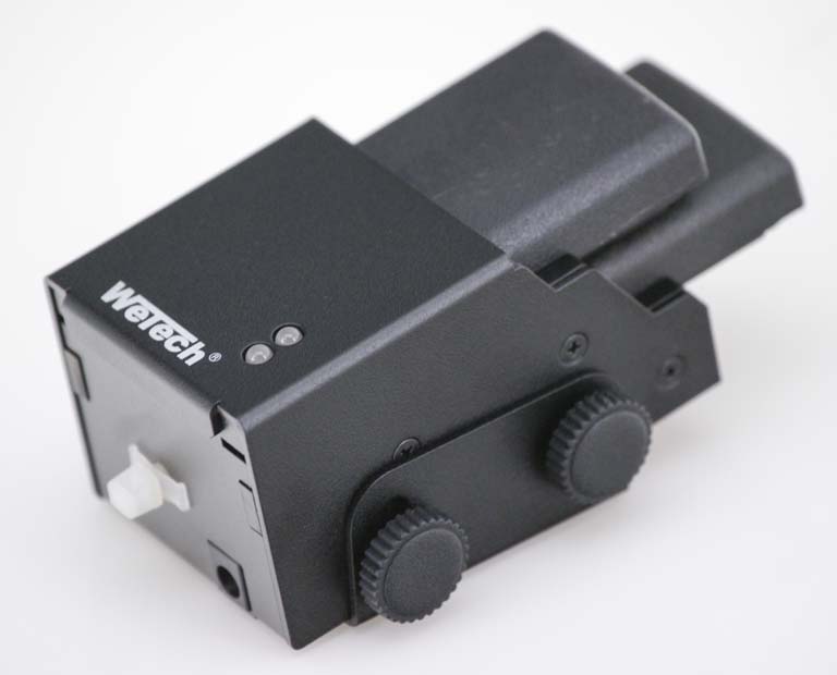 7000-00742900_wem_01gvp4stde5qiyr.jpg Schwarzes technisches Gerät mit zwei Einstellrädern und weißen Schalter.