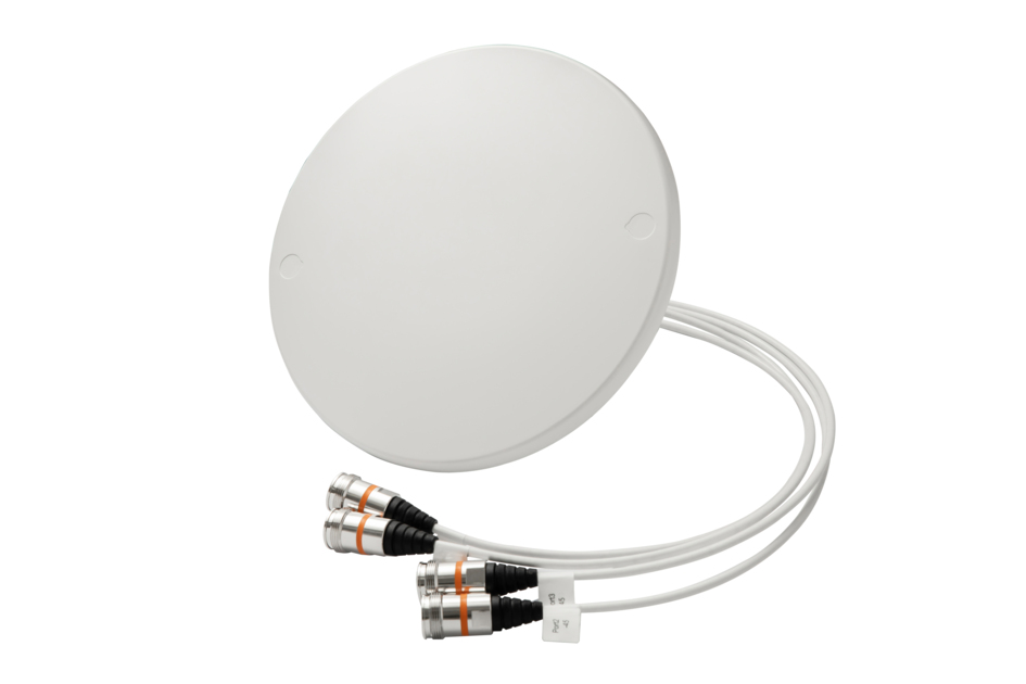 Runder, weißer Sensor mit drei Kabeln und Steckern.