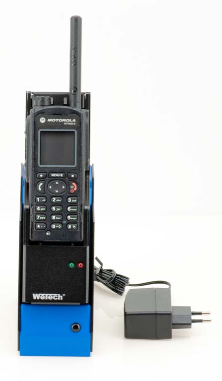 Funkgerät in Dockingstation mit Netzadapter daneben