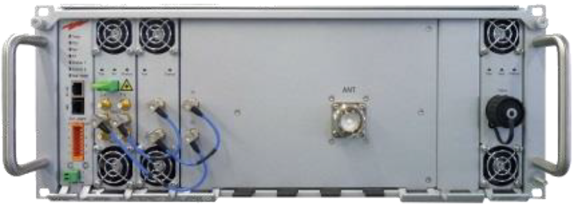 Elektronisches Gerät mit Lüftern, Anschlüssen und Antennenanschluss auf der Frontplatte.