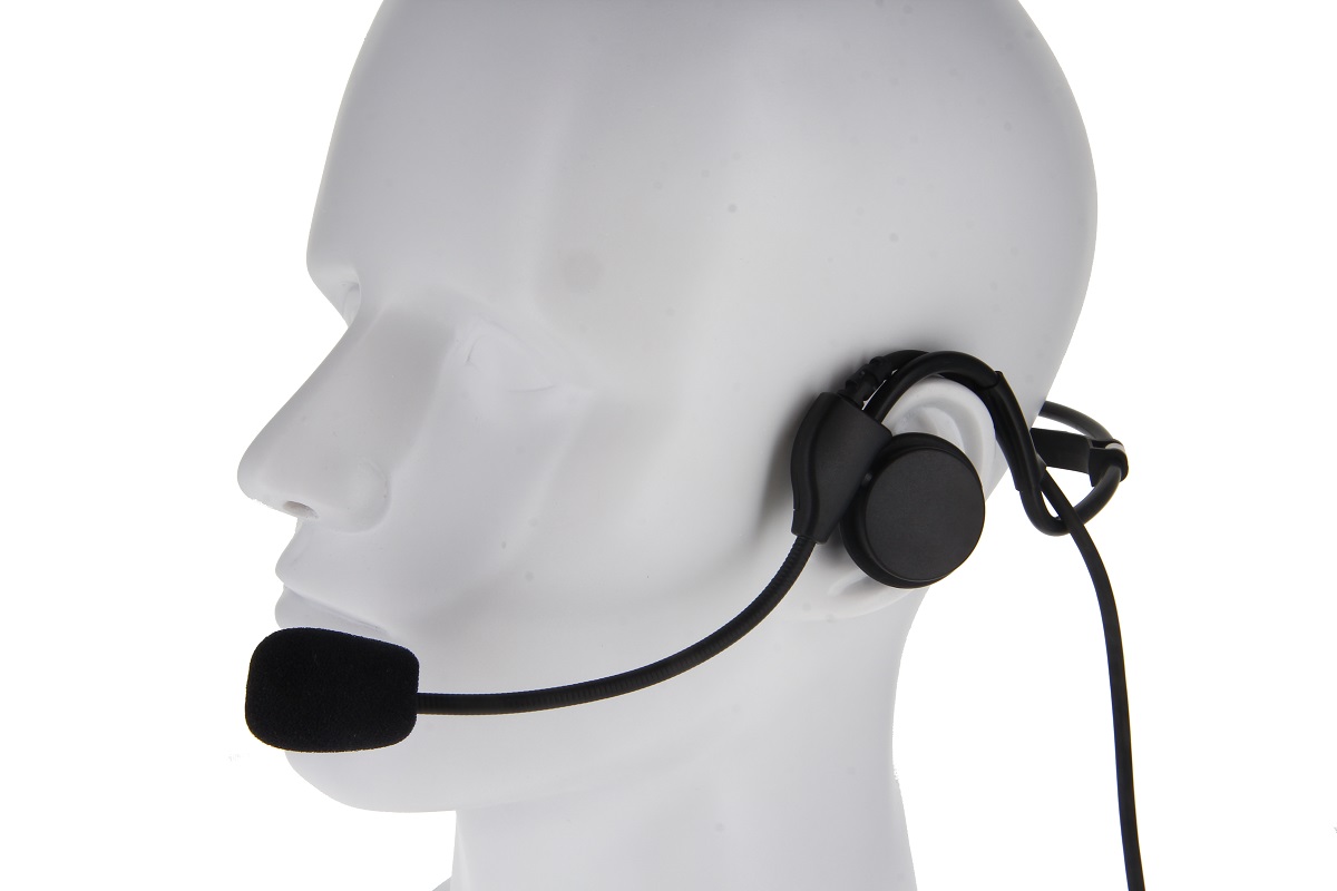 Plastikbüste mit schwarzem Headset und Mikrofon.