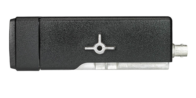 Schwarzer Türgriff mit zentralem Rundloch und Metallstift rechts.