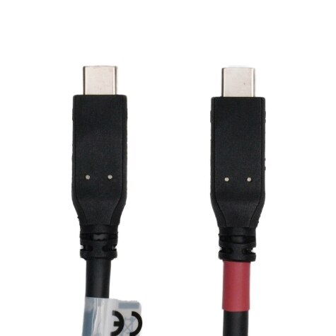 Zwei USB-C-Kabelstecker, einer mit rotem Ring, nebeneinander.