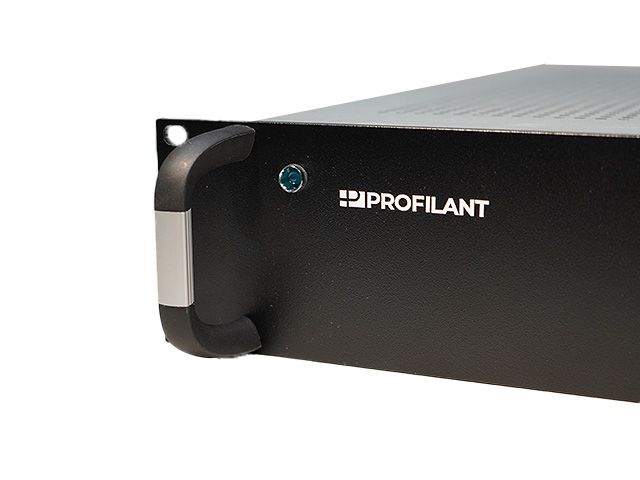 Schwarzes Rackmount-Server-Gehäuse mit einem Griff und dem Logo 'Profilant'.