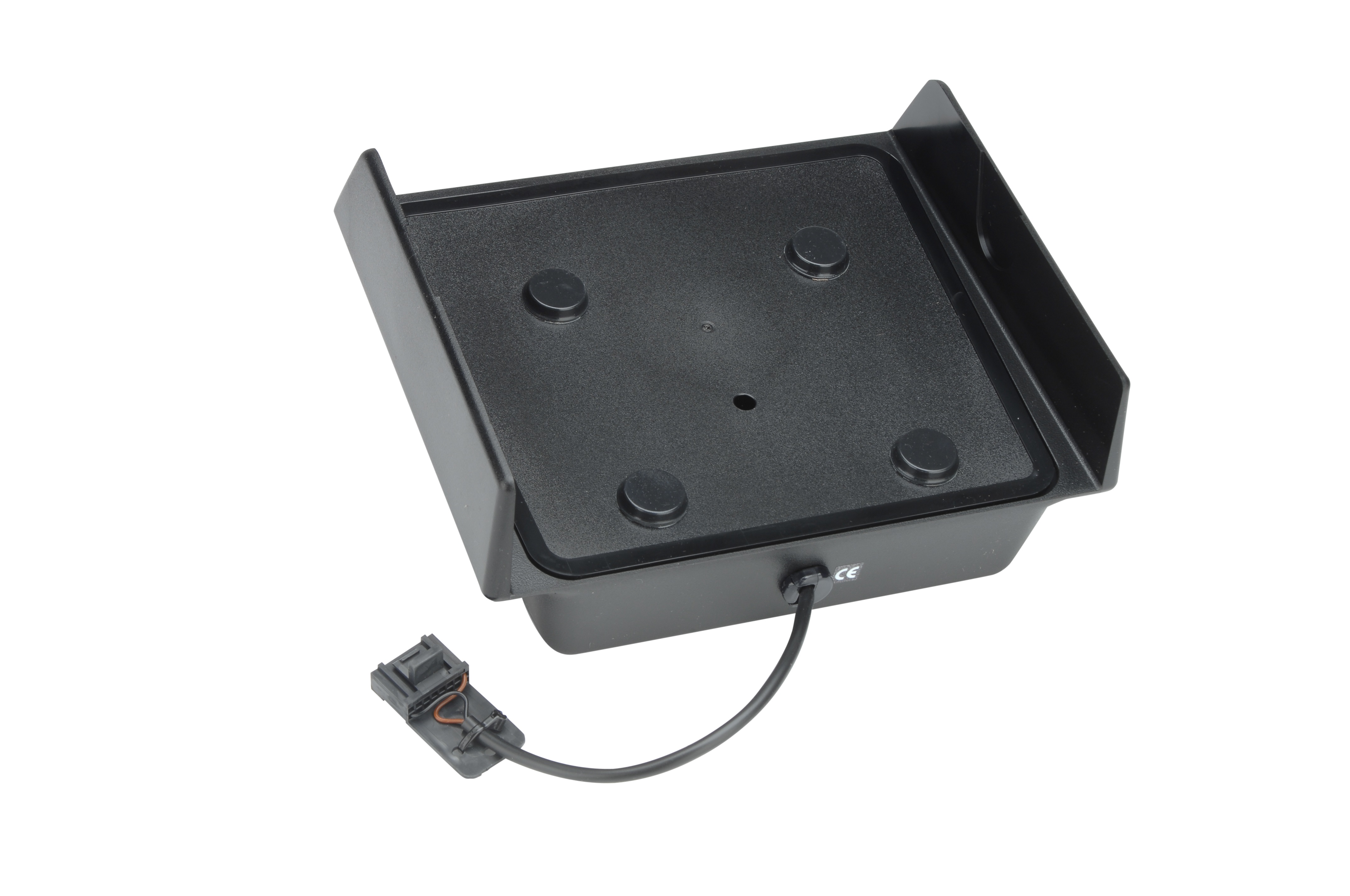 Schwarze Kunststoffhalterung mit Kabel und Stecker. Vier Gummifüße an Unterseite.