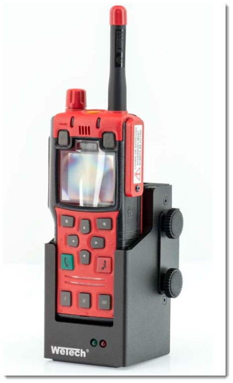 Rotes Funkgerät mit Antenne in schwarzer Ladestation, Tastenfeld und Bildschirm.