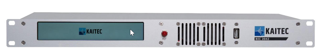 Elektronisches Gerät in Rack-Größe mit Display und rotem Knopf.