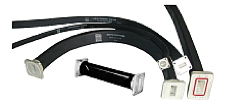 Drei schwarze flexible Wellrohre mit rechteckigen Flanschen.