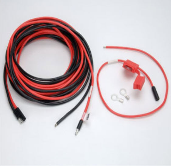 Rote und schwarze Kabel mit Anschlussringen auf hellem Hintergrund
