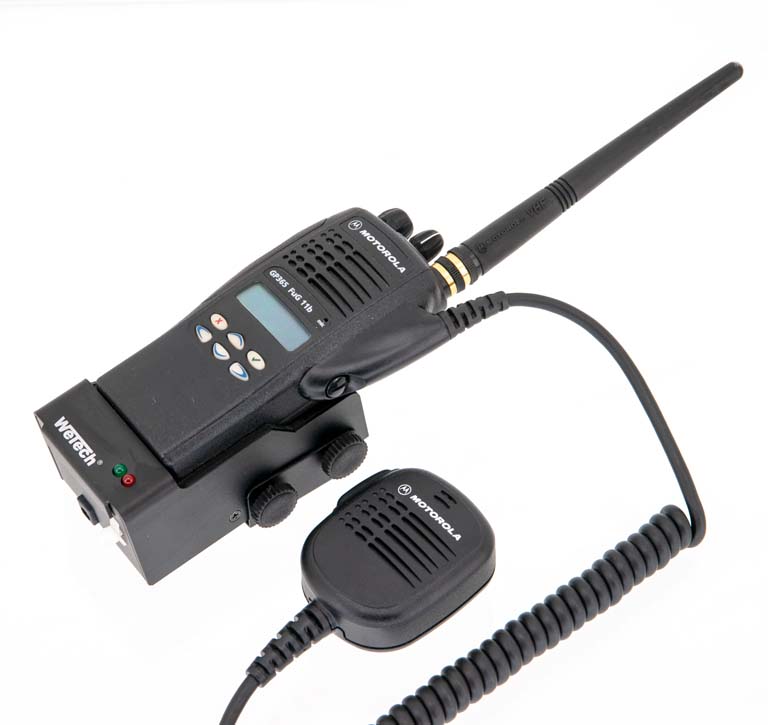 Handfunkgerät mit Antenne und abnehmbarem Mikrofon.