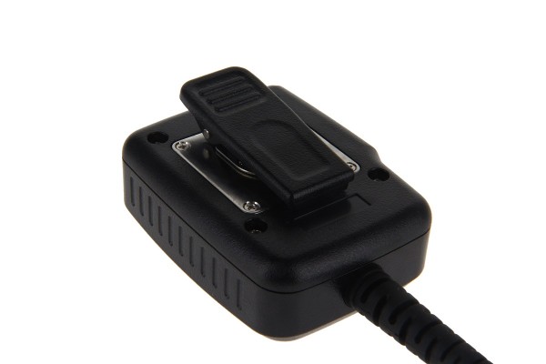 Schwarzes Funkgerät-Mikrofon mit langen Kabel und Clip.
