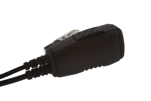 Schwarzer Stecker mit zwei Kabeln und Metallklammer.