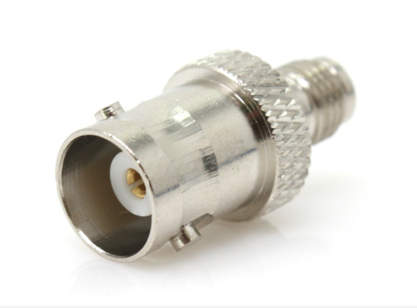 Metalladapter mit glatter und geriffelter Oberfläche, Koaxialanschluss.