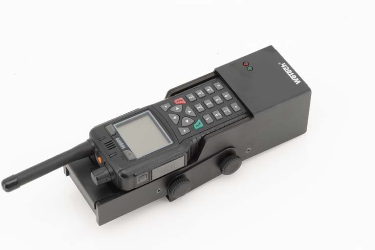 Tragbares Funkgerät mit Display, Tastenfeld und Antenne.