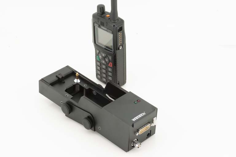 7000-00741600_wem_06kbwi0zaloginv.jpg Funkgerät mit Dockingstation auf weißem Hintergrund.