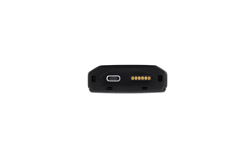 Geräteunterseite mit USB-C-Anschluss und Ladekontakten.
