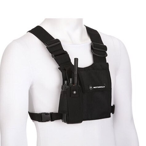 Schwarze taktische Weste mit Funkgerät und Motorola-Logo auf weißem Mannequin.
