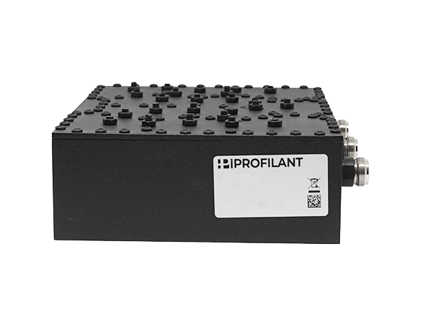 Schwarzes elektronisches Gerät mit Anschlüssen und QR-Code auf der Seite.