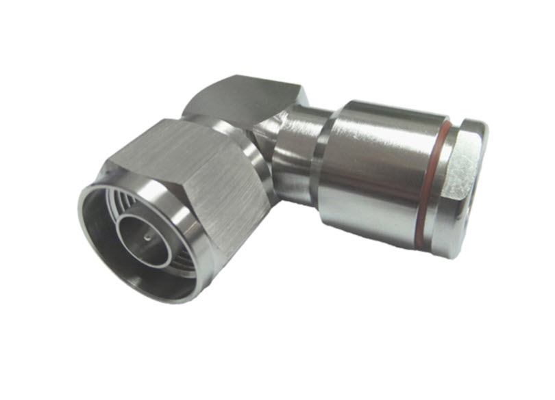 Metallener Koaxial-Stecker mit Winkeladapter.