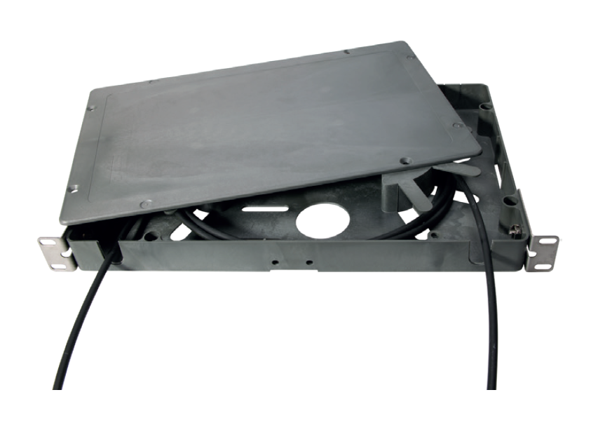 7000-00751927_h-s_01.png Metallschacht mit Deckel und herausgeführten Kabeln.