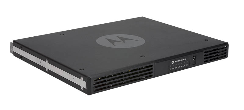 Schwarzer Motorola Funkrepeater mit Lüftungsschlitzen und Firmenlogo.