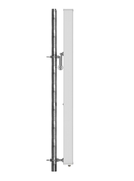 Antenne an Metallmast mit Befestigungsklammern