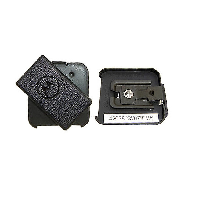 Zwei schwarze Kunststoffabdeckungen, eine mit Schraube, Vergleich nebeneinander.