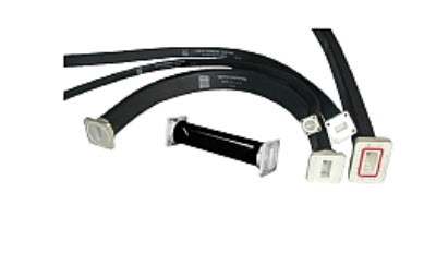 Mehrere schwarze Kabel mit rechteckigen Steckern in verschiedenen Ausrichtungen.