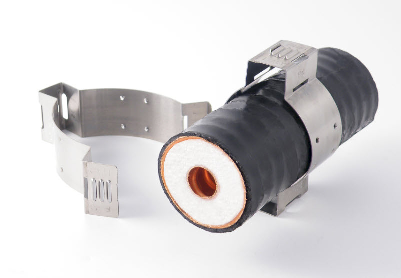 Isoliertes Rohr mit Metallhalterung und offenem Ende.