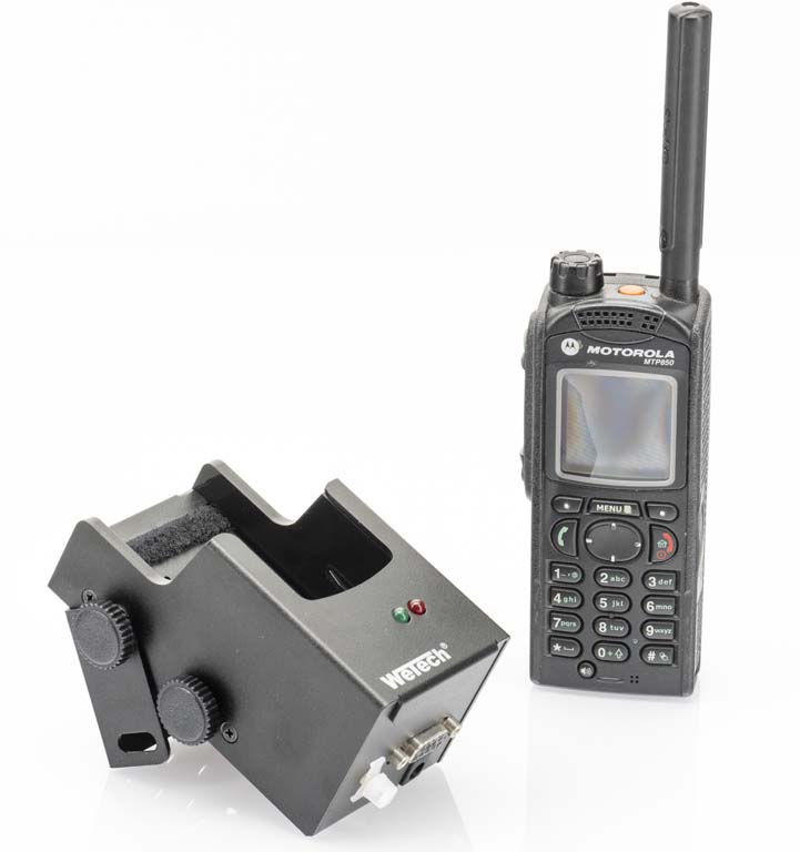 7000-00751460_wem_10.jpg Funkgerät und Ladegerät auf weißem Hintergrund.