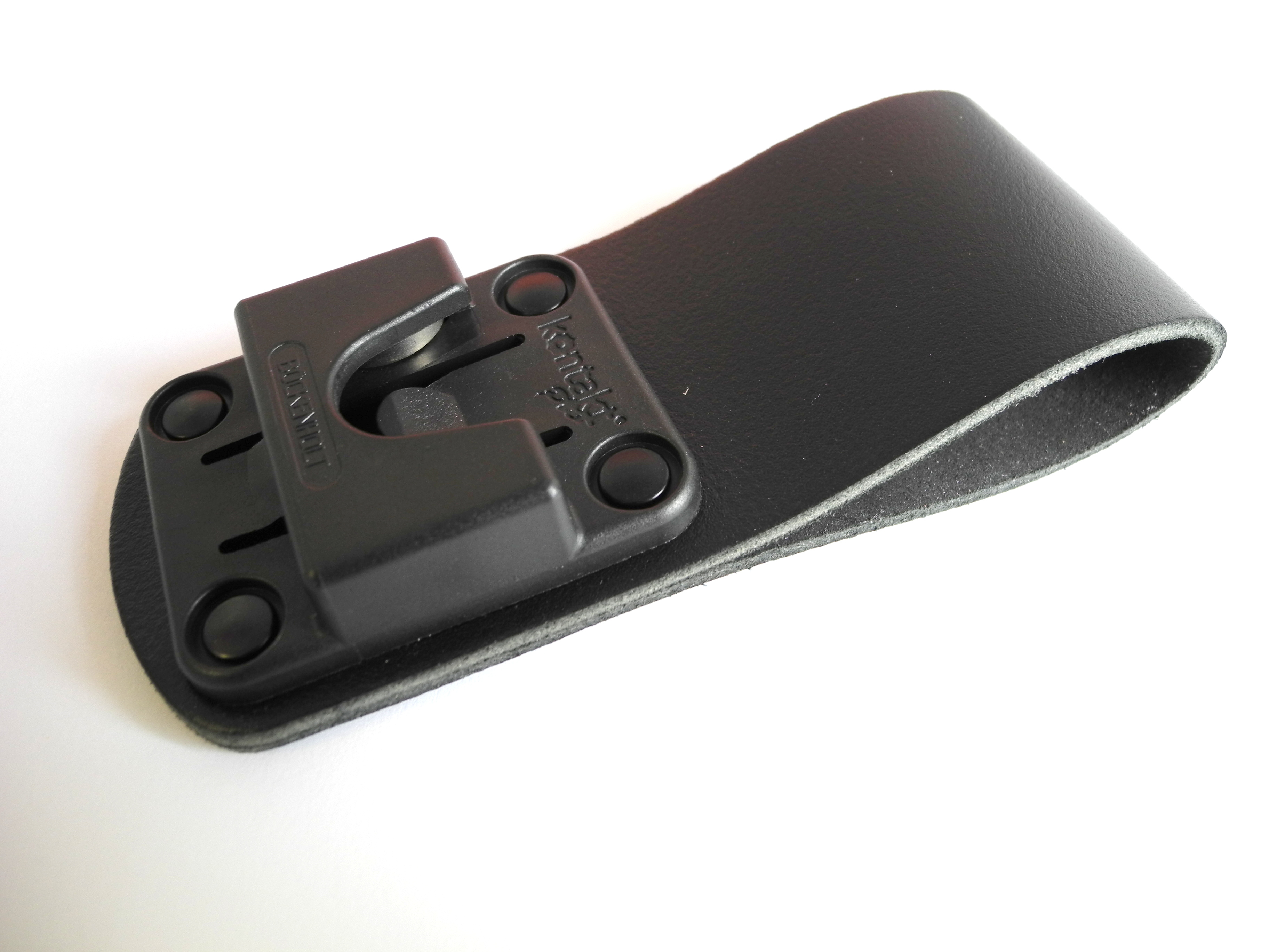 Schwarzer Gürtelclip mit vier Nieten und integriertem Hakenverschluss.