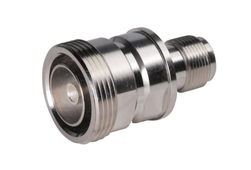 Metallgewindefitting mit zylindrischer Struktur und mehreren Gewinden.