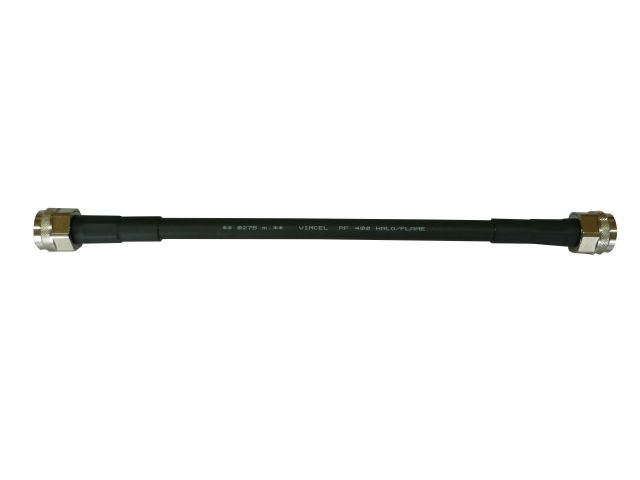 7000_00753918_VIM_01.jpg Schwarzer Koaxialkabeladapter mit silbernen Endverbindungen.