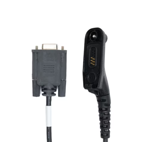 Zwei elektrische Steckverbinder mit unterschiedlichen Buchsenanordnungen.