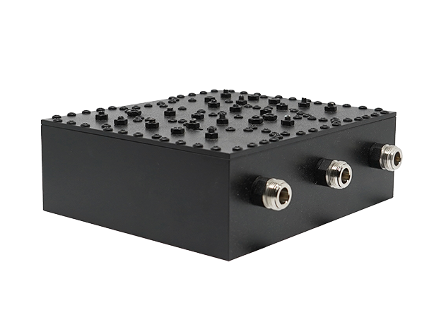 Schwarzer metallischer Block mit drei seitlichen Anschlüssen.