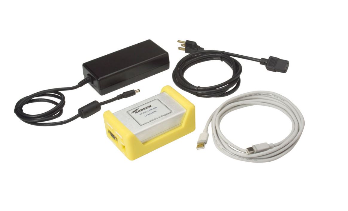 Elektronische Einheit mit Kabeln und Adapter.