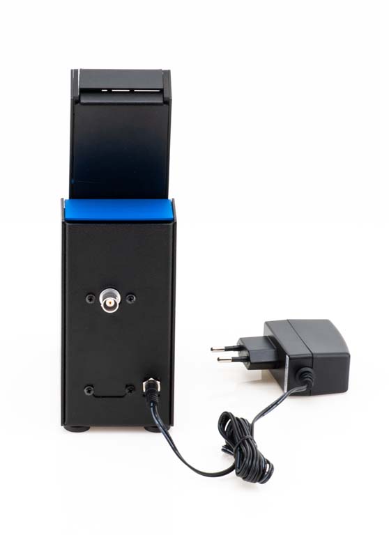 Schwarzes Gerät mit blauer Oberseite und Netzteil mit Kabel.